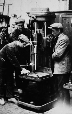 Испытание сверлильного станка на точность, 1924 год