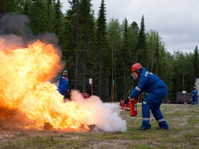 Тушение аварийных возгораний – самый зрелищный этап соревнований профессионального мастерства, организованных ОАО «ЮРЭСК»