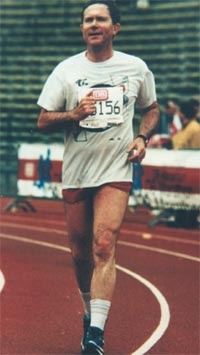 Клайв Томпсон — убежденный марафонец. На этом снимке он преодолевает традиционные 42 км в Мюнхене, где в начале 90-х годов работал консулом по коммерции. Летом прошлого года Клайв был членом команды легкоатлетической эстафеты «Великий русский путь», проходящей через Екатеринбург