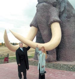 Господин Клиннер с супругой у памятника мамонту на берегу Оби