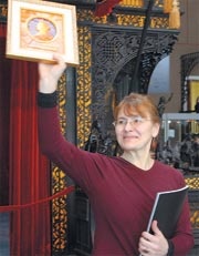 Директор ЕМИИ Ольга Пичугина показывает янтарный портрет Екатерины II — дар музеязаповедника «Царское Село»
