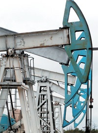 Самый нефтеносный регион страны взял курс на снижение зависимости от углеводородной экономики: к 2012 году половину валового регионального продукта должны давать другие отрасли