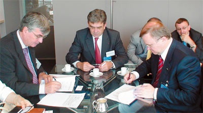 Президент SAGEM Жан-Поль Артеман (слева) и гендиректор УОМЗ Сергей Максин (справа)