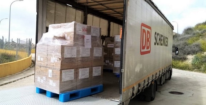 DB Schenker срочно доставит 100 тыс. масок от H&M в Испанию и Италию