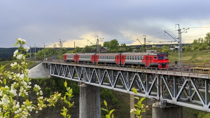 В майские праздники на СвЖД назначены дополнительные рейсы пригородных поездов