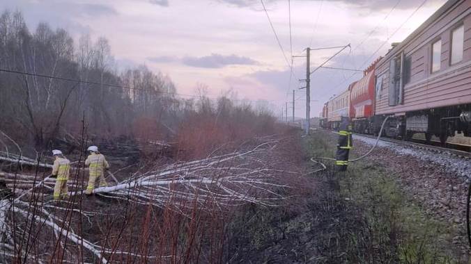 Пожарные поезда СвЖД за сутки четырежды пришли на помощь МЧС и предотвратили распространение огня