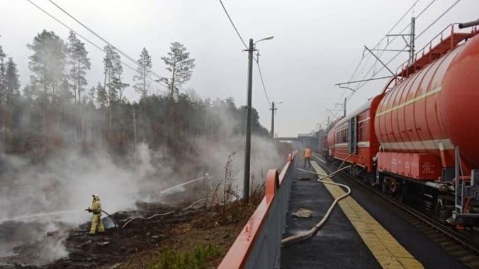 Пожарный поезд СвЖД доставил к месту тушения торфяного пожара в окрестностях Екатеринбурга более 240 кубометров воды