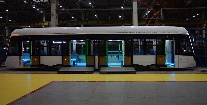 Низкопольный светящийся трамвай вышел на обкатку в Екатеринбурге