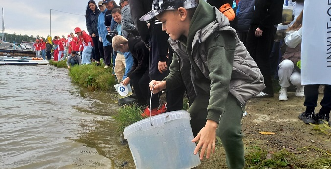 Более 35 тыс. мальков выпустили в пруд Новоуральска