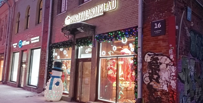 Больше никаких «барбершопов»! Уральским предприятиям придется переводить вывески на русский язык