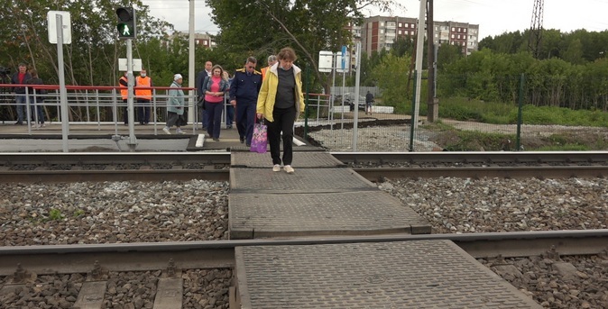 Два современных пешеходных перехода через железнодорожные пути построила СвЖД в Свердловской области