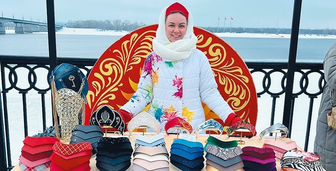 Традиционный русский кокошник пермского производства демонстрируют на международных модных показах