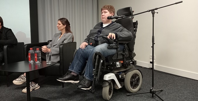 «Мешает одна ступенька»: екатеринбуржец с СМА рассказал о проблемах инвалидов