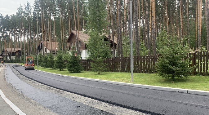 Дороги продолжают асфальтировать в коттеджном поселке Екатеринбурга Дороги продолжают асфальтировать в коттеджном поселке Екатеринбурга