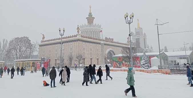 Туристы стояли в очереди: экотропы, горы и катки посетили тысячи людей