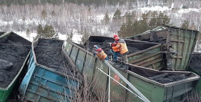 В Челябинской области сошли с рельсов 17 вагонов с углем