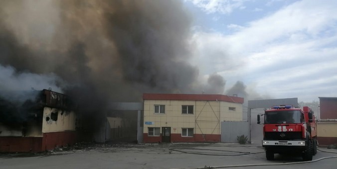Площадь пожара на складе рядом с Челябинским электрометаллургическим комбинатом выросла до 3,7 тыс. кв. метров, обрушилась кровля