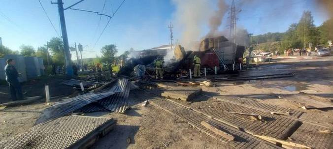 В Пермском крае грузовик на железнодорожном переезде снес будку дежурного и вызвал сход с рельсов вагона с углем