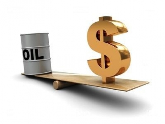 Дешевеющая нефть и геополитика давят на рубль