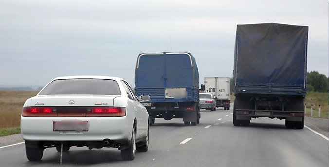 На российско-казахстанской границе образовались многокилометровые автомобильные пробки. Выясняем причину