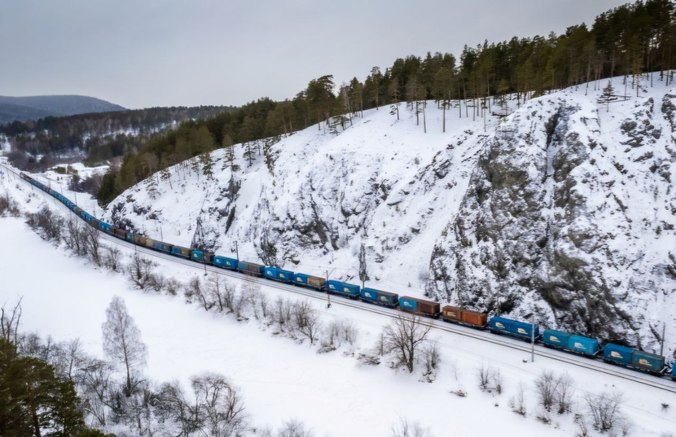 Более 250 малых предприятий на Урале организовали доставку продукции клиентам через Центр продажи грузовых услуг РЖД в 2025 году