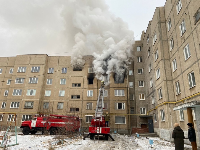 В многоэтажке под Невьянском произошли взрыв и пожар