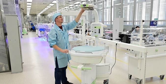 Уральское предприятие снизило долю иностранных комплектующих в оборудовании для выхаживания новорожденных
