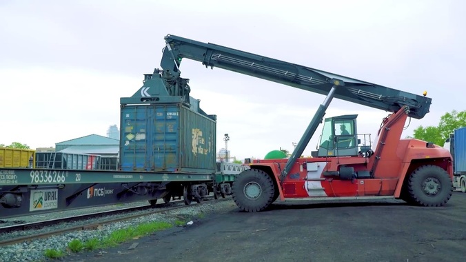 Новый контейнерный поезд РЖД и Почты России доставил в Екатеринбург первую партию почтовых и коммерческих грузов