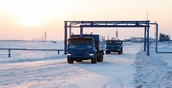 «Газпром нефть» начала перевозки в Арктику на беспилотных грузовиках